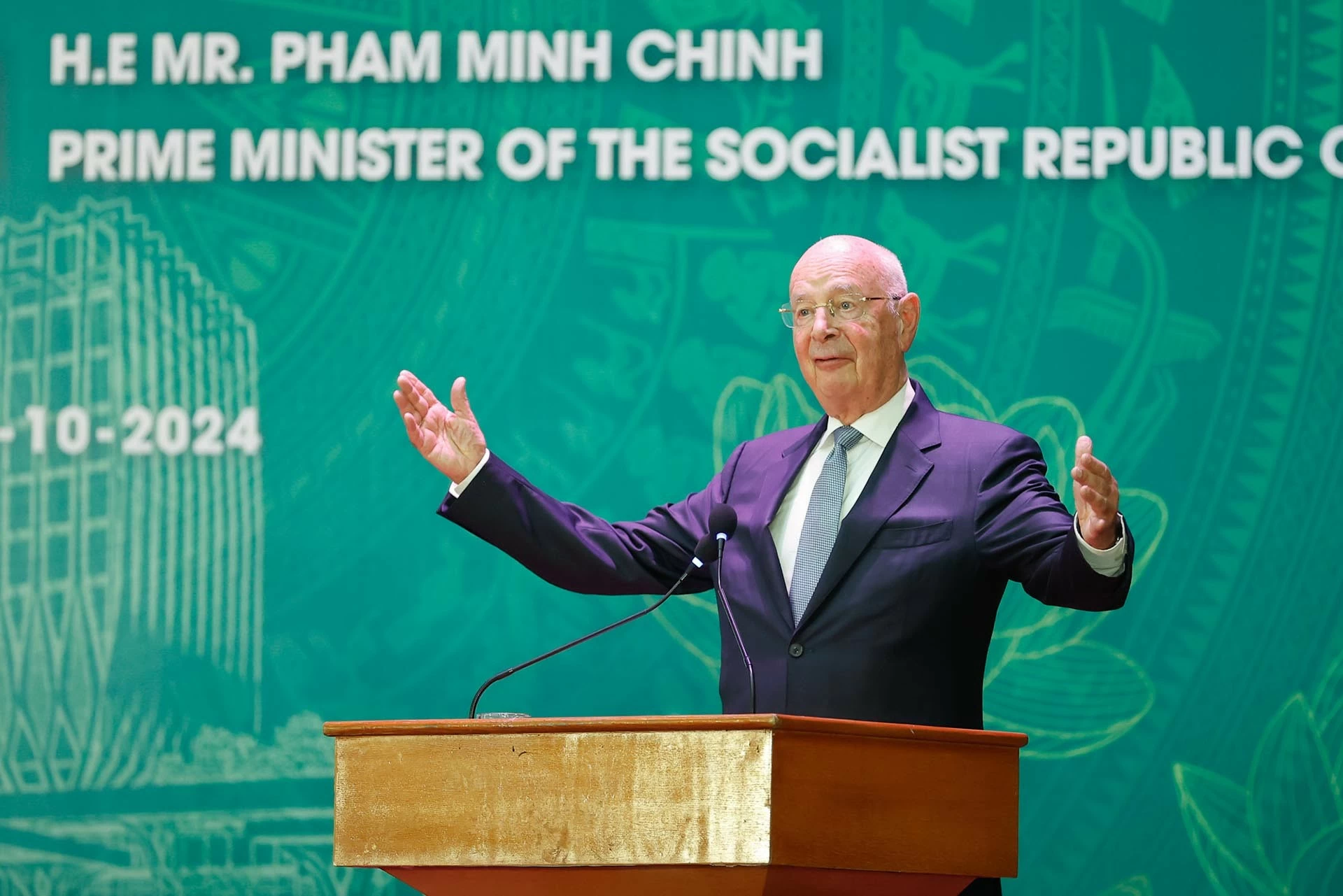 Thủ tướng Phạm Minh Chính và Chủ tịch WEF giao lưu với sinh viên Việt Nam Thủ tướng Phạm Minh Chính và Chủ tịch WEF giao lưu với sinh viên Việt Nam