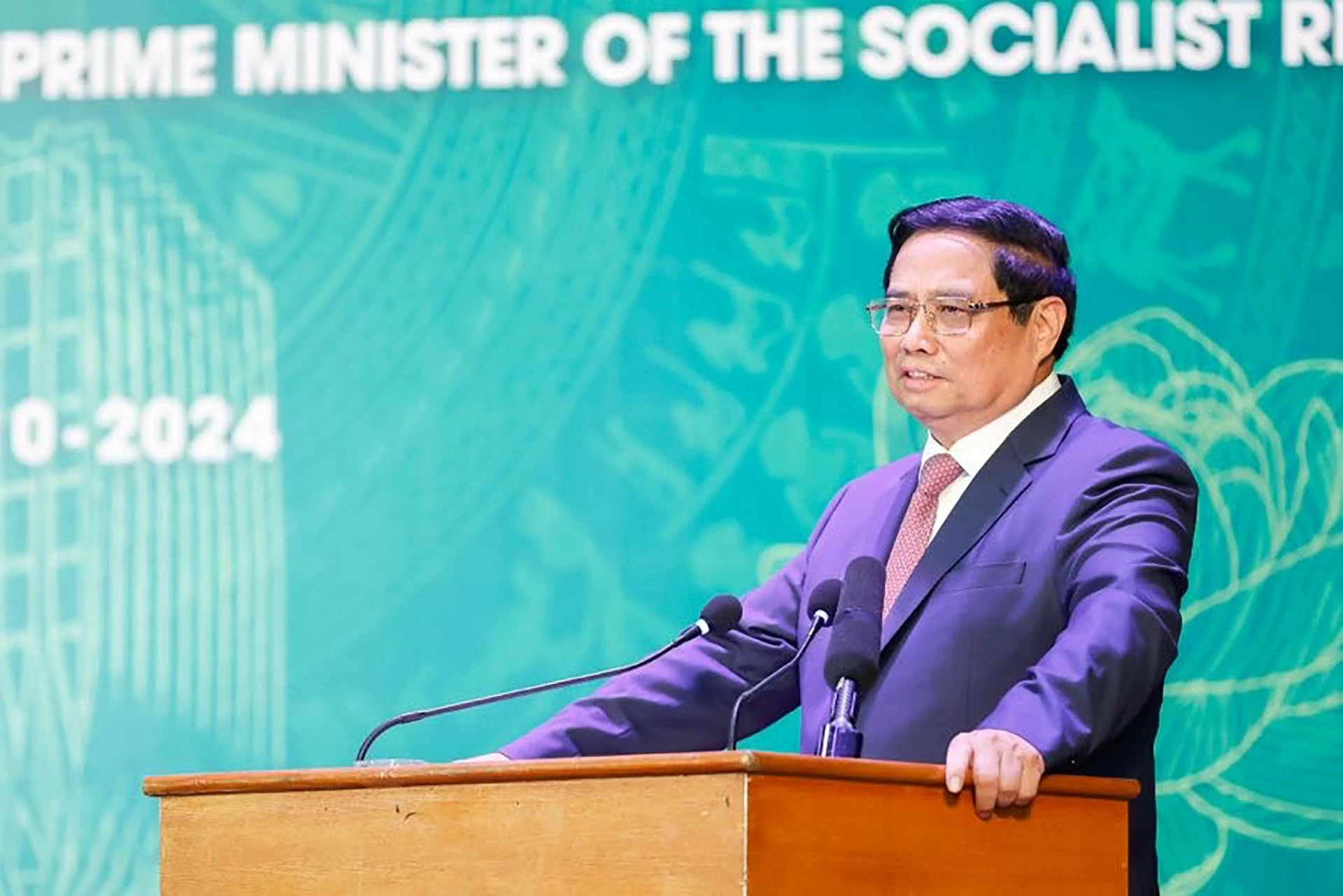 Thủ tướng Phạm Minh Chính và Chủ tịch WEF giao lưu với sinh viên Việt Nam Thủ tướng Phạm Minh Chính và Chủ tịch WEF giao lưu với sinh viên Việt Nam
