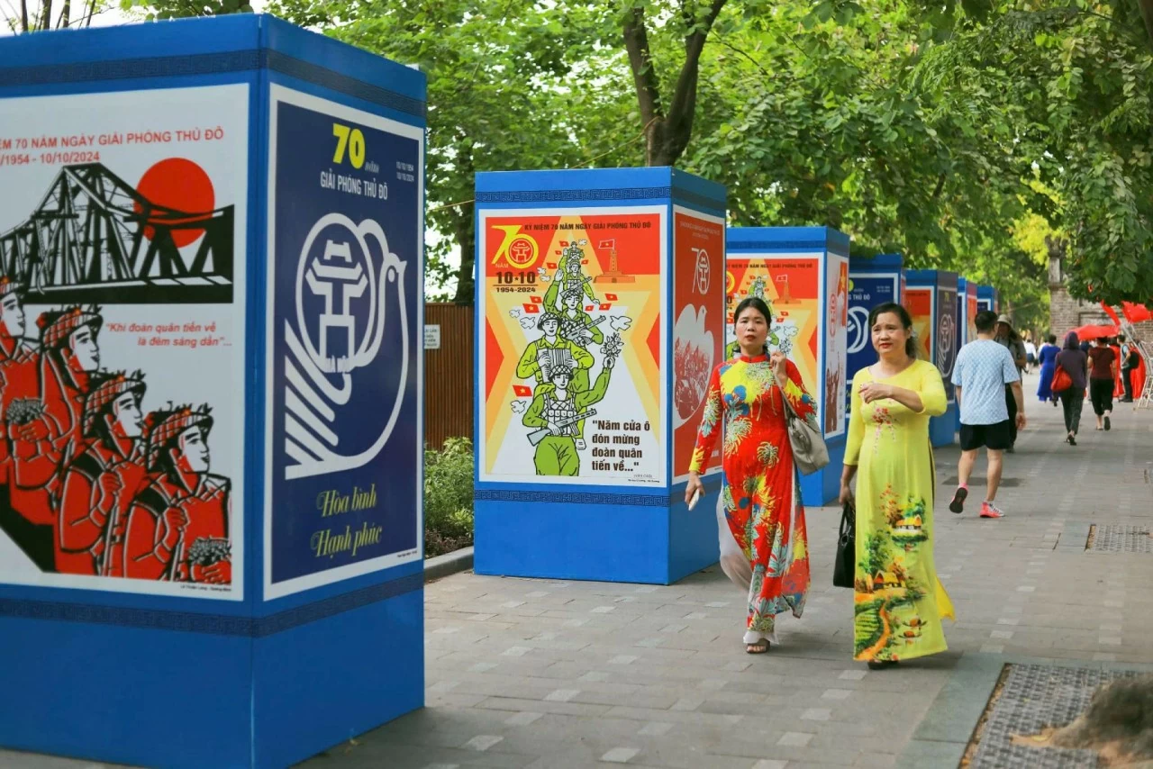 Hà Nội rực rỡ trong biển cờ hoa đón mừng kỷ niệm 70 năm giải phóng Thủ đô Hà Nội rực rỡ trong biển cờ hoa đón mừng kỷ niệm 70 năm giải phóng Thủ đô