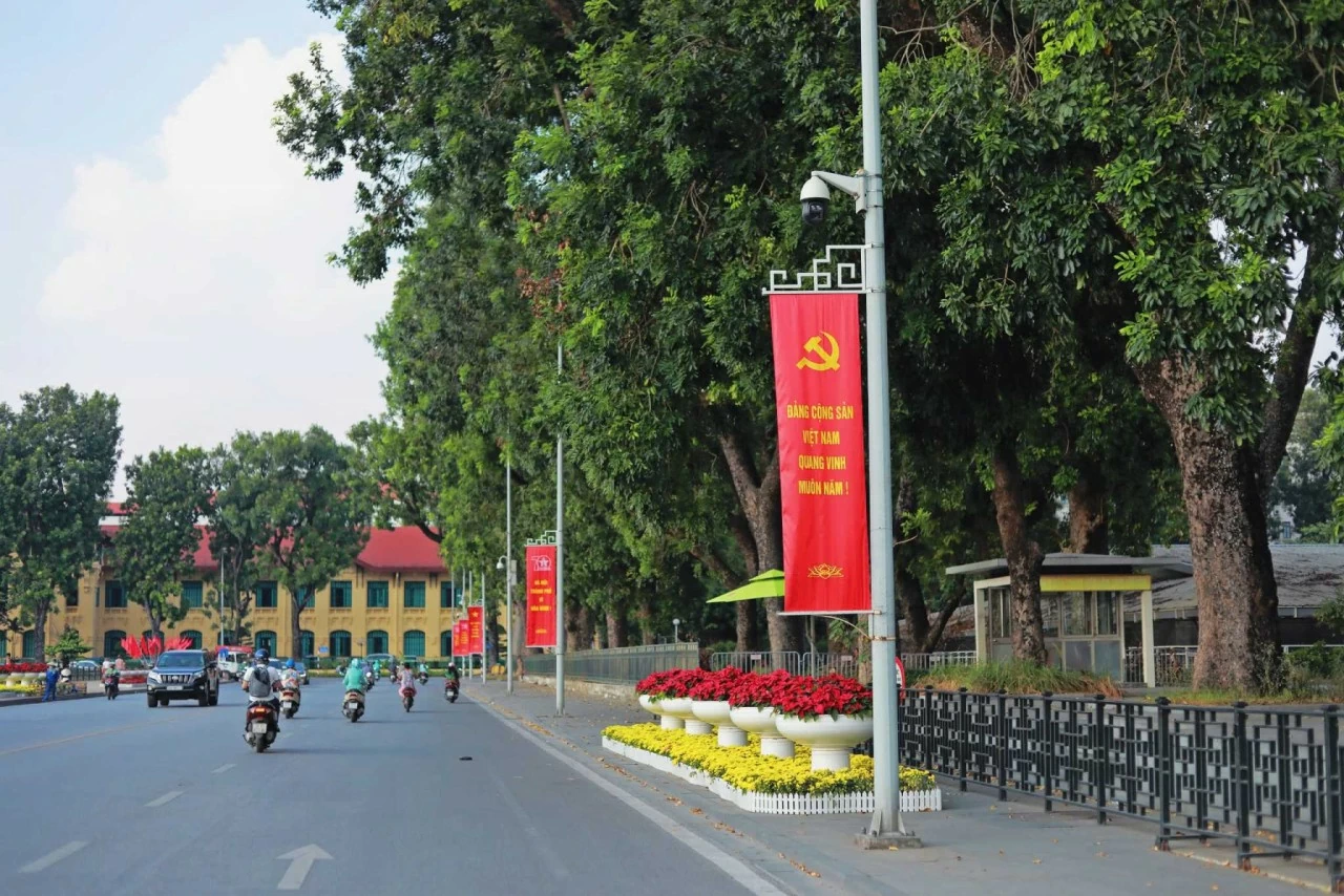 Hà Nội rực rỡ trong biển cờ hoa đón mừng kỷ niệm 70 năm giải phóng Thủ đô Hà Nội rực rỡ trong biển cờ hoa đón mừng kỷ niệm 70 năm giải phóng Thủ đô