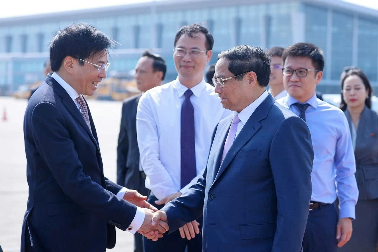Bộ trưởng, Chủ nhiệm VPCP Trần Văn Sơn tiễn Thủ tướng cùng Đoàn tại sân bay quốc tế Nội Bài - Ảnh: VGP/Nhật Bắc Bộ trưởng, Chủ nhiệm VPCP Trần Văn Sơn tiễn Thủ tướng cùng Đoàn tại sân bay quốc tế Nội Bài - Ảnh: VGP/Nhật Bắc