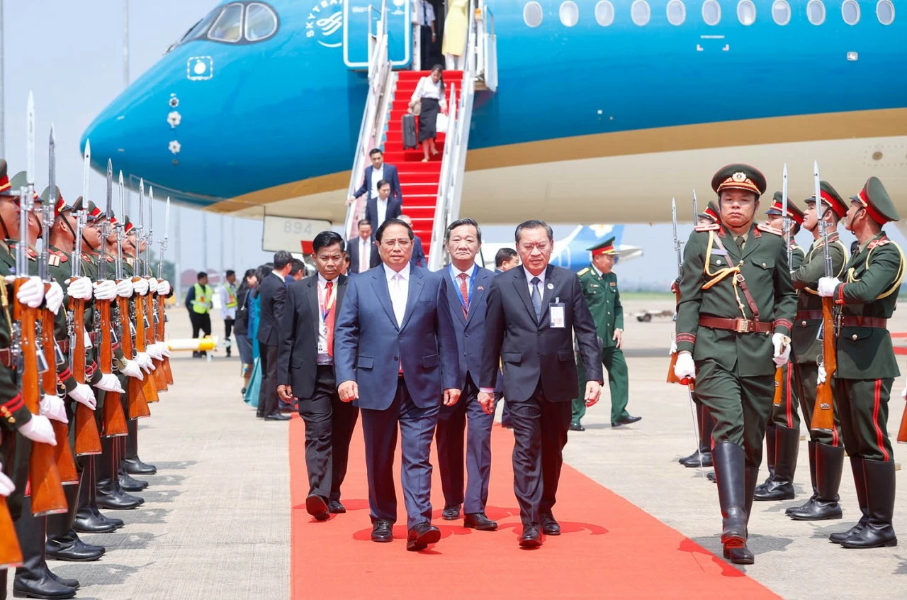 Thủ tướng Phạm Minh tới Thủ đô Viêng Chăn, Lào, bắt đầu chuyến thăm và tham dự Hội nghị cấp cao ASEAN 44, 45 Thủ tướng tới Lào Viêng Chăn dự Hội nghị cấp cao ASEAN lần thứ 44, 45