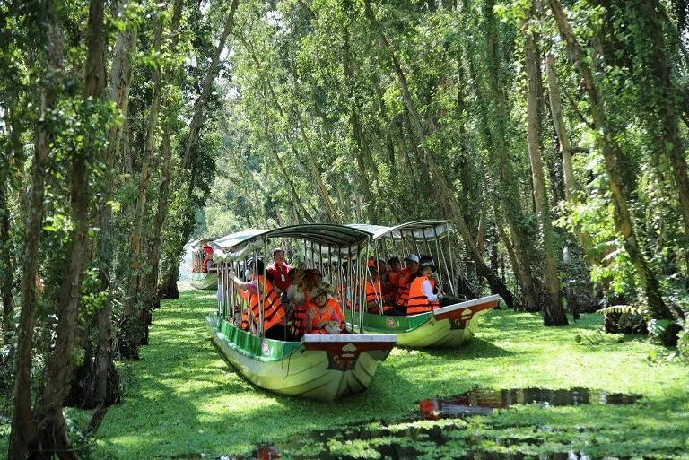 Du lịch sinh thái Rừng tràm Trà Sư đã vượt tầm thương hiệu quốc gia. Du lịch sinh thái Rừng tràm Trà Sư đã vượt tầm thương hiệu quốc gia.