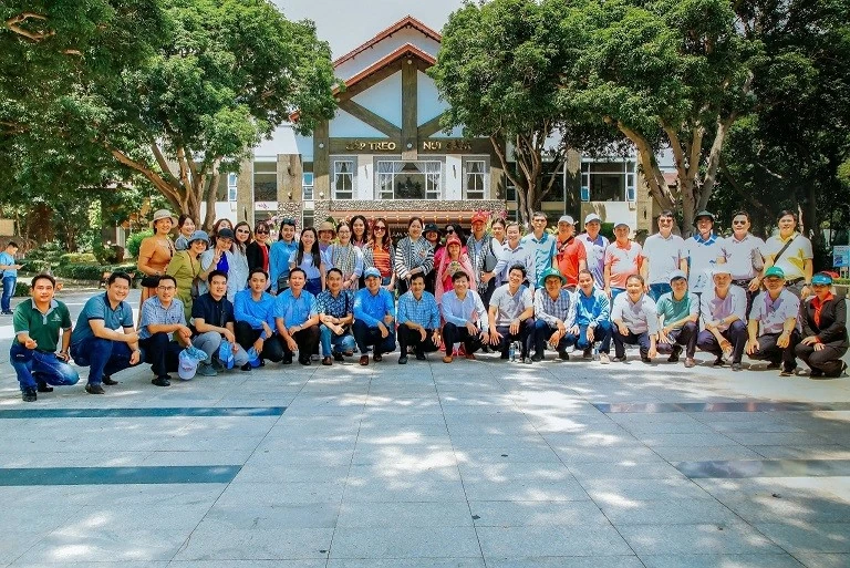 Trước nhà ga Cáp treo núi Cấm. Trước nhà ga Cáp treo núi Cấm.