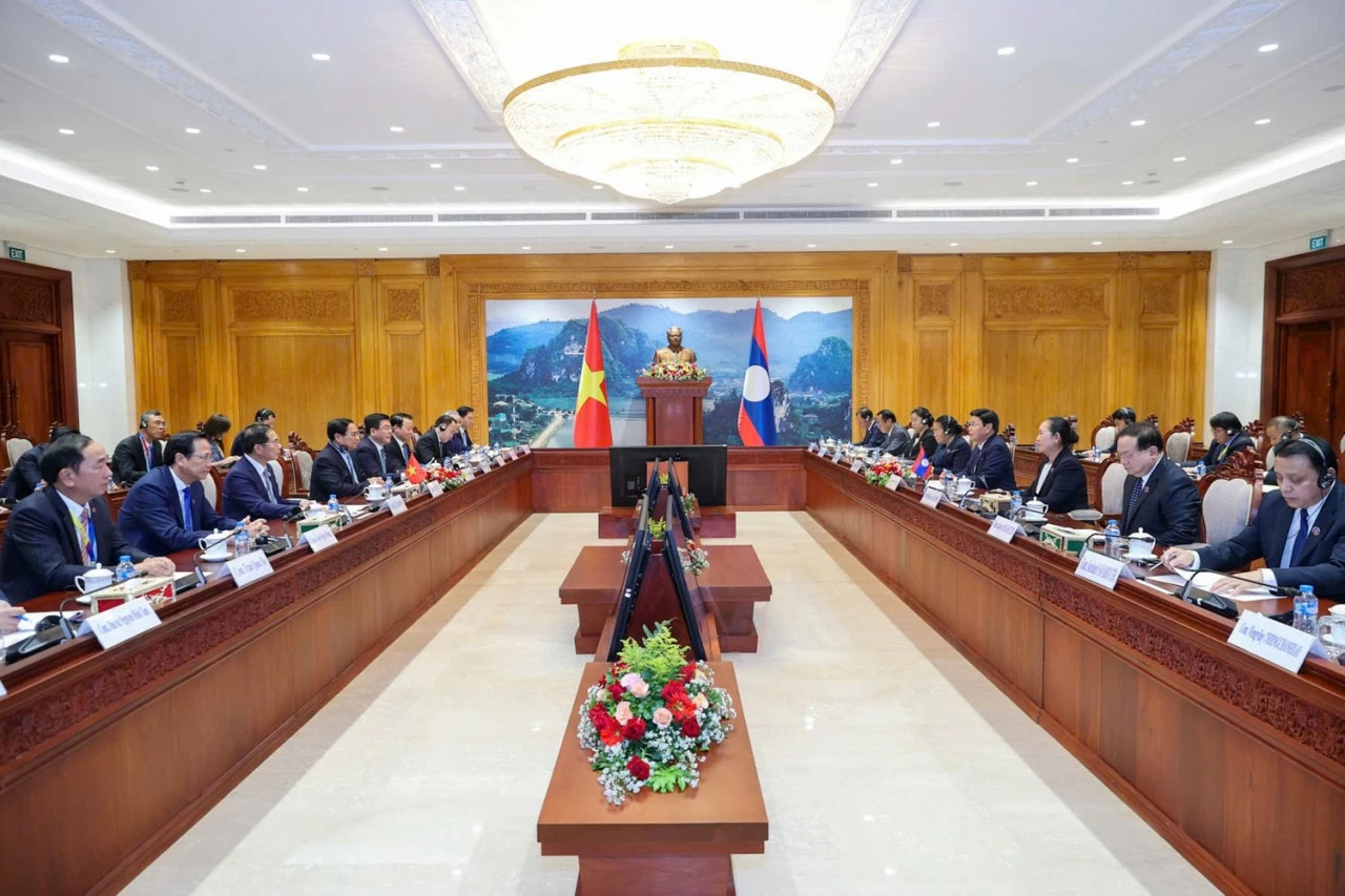 Thủ tướng Chính phủ Phạm Minh Chính hội kiến Chủ tịch Quốc hội Lào Saysompone Phomvihane Tạo khuôn khổ pháp lý thuận lợi để tăng cường kết nối toàn diện Việt Nam-Lào