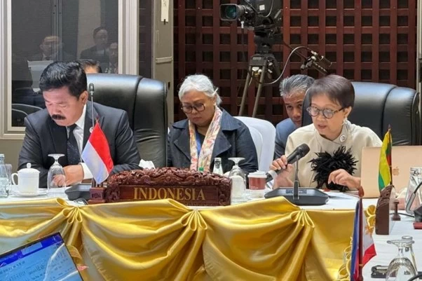 Ngoại trưởng Indonesia Retno Marsudi phát biểu tại Hội đồng Cộng đồng Chính trị-An ninh ASEAN (APSC) lần thứ 28 tại tại thủ đô Vientiane, Lào ngày 8/10. (Nguồn: Antara) Ngoại trưởng Indonesia Retno Marsudi phát biểu tại Hội đồng Cộng đồng Chính trị-An ninh ASEAN (APSC) lần thứ 28 tại tại thủ đô Vientiane, Lào ngày 8/10. (Nguồn: Antara)
