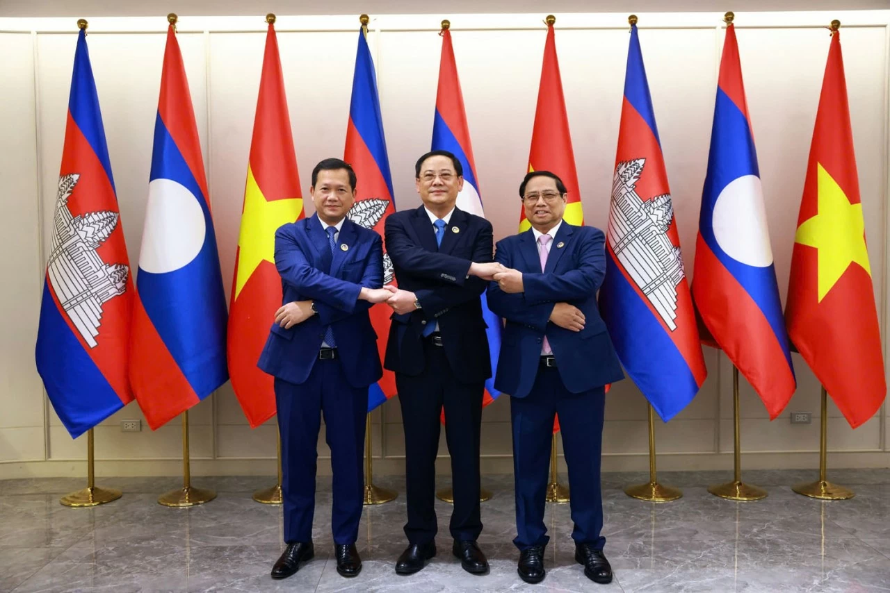 Thủ tướng ba nước Việt Nam-Lào-Campuchia ăn sáng và làm việc