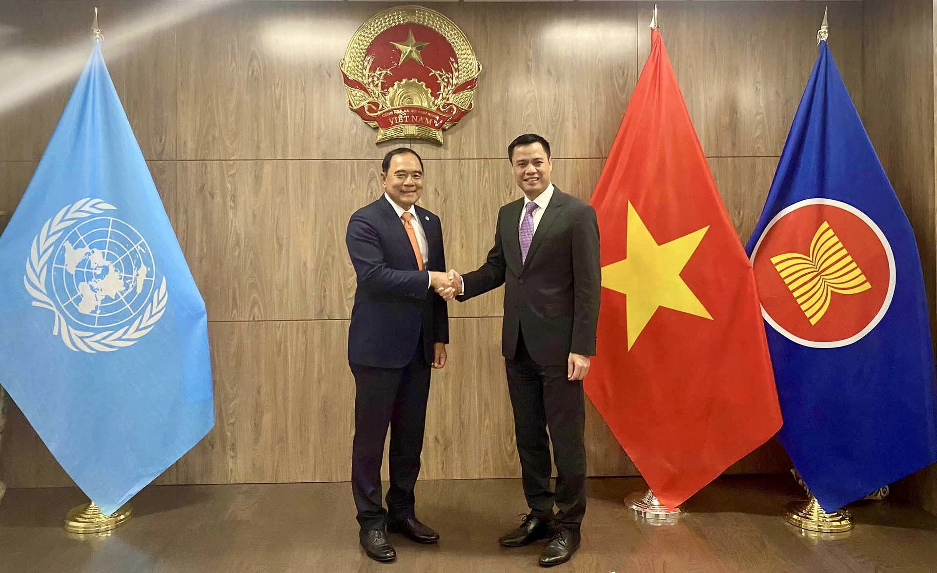 Đại sứ Đặng Hoàng Giang tiếp Chủ tịch Hội nghị kiểm điểm lần thứ năm Công ước quốc tế về cấm mìn sát thương Đại sứ Đặng Hoàng Giang tiếp Chủ tịch Hội nghị kiểm điểm lần thứ năm Công ước quốc tế về cấm mìn sát thương