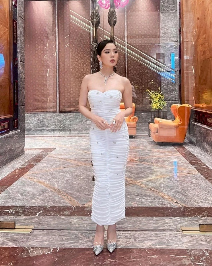 Lệ Quyên khoe phong cách quyến rũ khi dự sự kiện với đầm quây trắng phối cùng loạt trang sức, phụ kiện ánh bạc. Ca sĩ hoàn thiện outfit bằng đôi giày pha lê lấp lánh của thương hiệu Jimmy Choo. Lệ Quyên khoe phong cách quyến rũ khi dự sự kiện với đầm quây trắng phối cùng loạt trang sức, phụ kiện ánh bạc. Ca sĩ hoàn thiện outfit bằng đôi giày pha lê lấp lánh của thương hiệu Jimmy Choo.