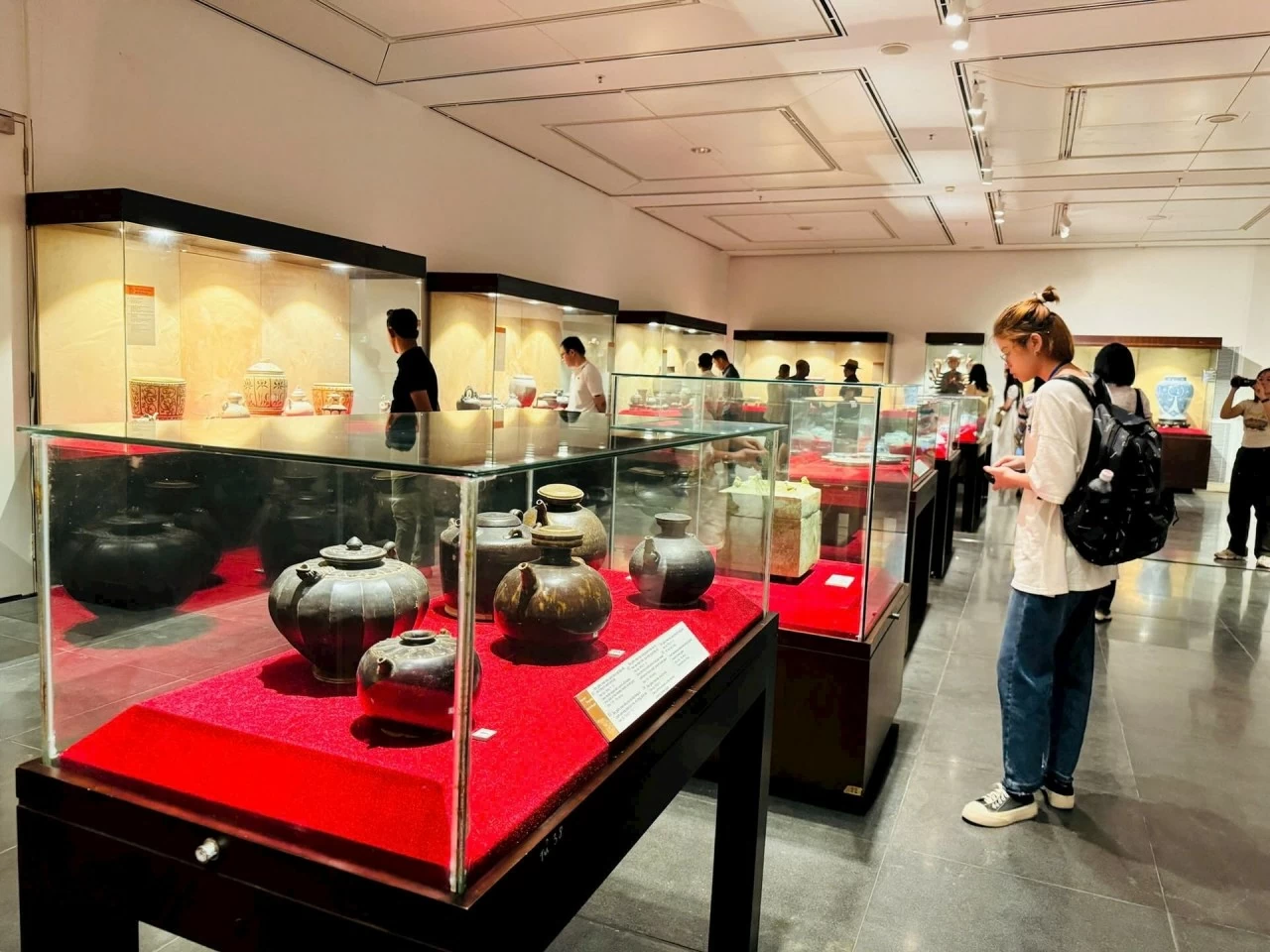 Trưng bày thu hút các nhà sưu tầm và du khách tham quan. Ảnh: Hoàng Lân Trưng bày thu hút các nhà sưu tầm và du khách tham quan. Ảnh: Hoàng Lân