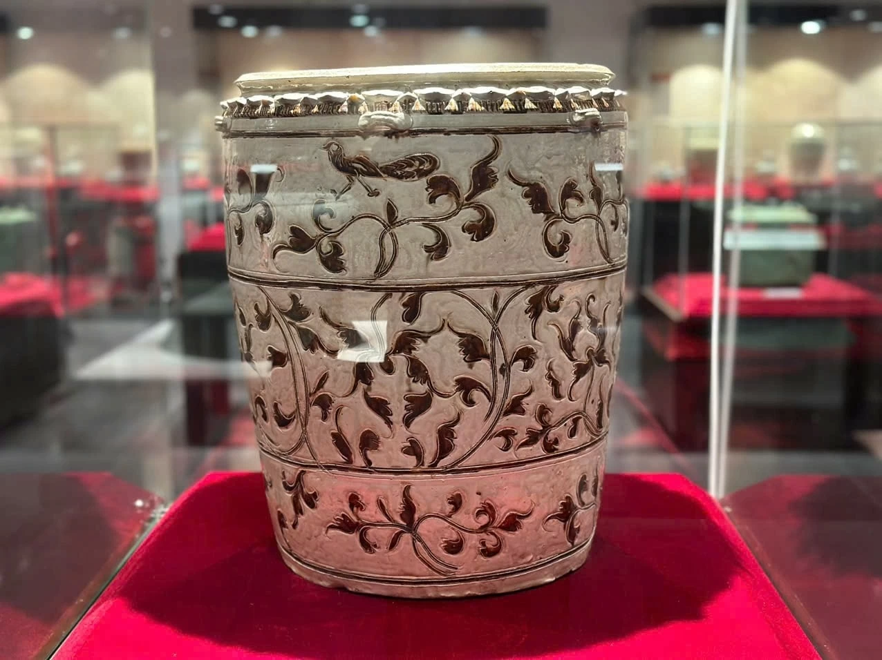 Thạp gốm men tráng nổi vân nâu thế kỷ XII - XIII. (Ảnh: Hoàng Lân) Thạp gốm men tráng nổi vân nâu thế kỷ XII - XIII. (Ảnh: Hoàng Lân)