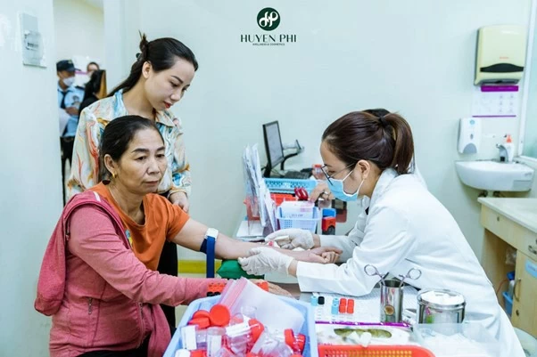 Tổng phân phối Ngọc Lài cùng mẹ tại buổi khám sức khỏe tổng quát do Huyền Phi tổ chức tại khu vực miền Nam. Tổng phân phối Ngọc Lài cùng mẹ tại buổi khám sức khỏe tổng quát do Huyền Phi tổ chức tại khu vực miền Nam.