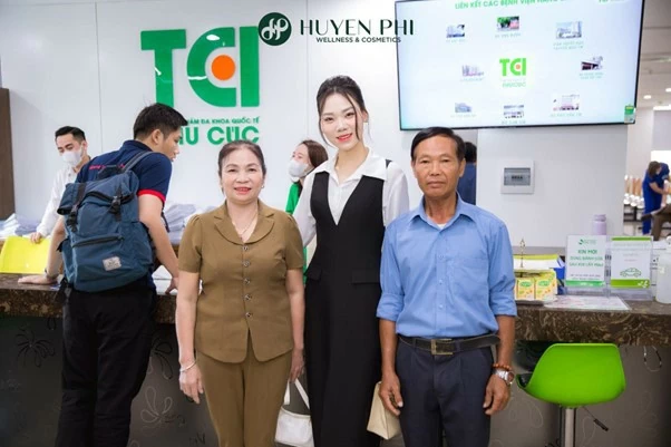 Giám đốc kinh doanh Nhan Thị cùng bố mẹ tại buổi khám sức khỏe diễn ra tại khu vực miền Bắc. Giám đốc kinh doanh Nhan Thị cùng bố mẹ tại buổi khám sức khỏe diễn ra tại khu vực miền Bắc.
