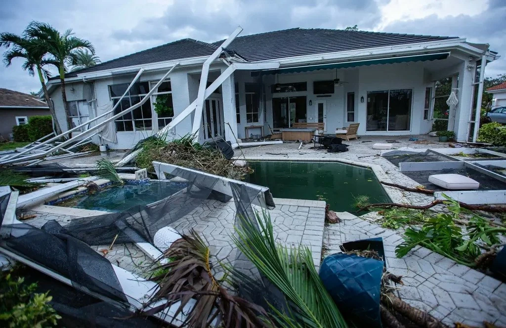 Theo Trung tâm Bão quốc gia Mỹ, bão Milton đổ bộ vào đất liền ở quận Sarasota, Florida khoảng 20h30 ngày 9/10 (7h30 sáng 10/10, theo giờ Hà Nội).