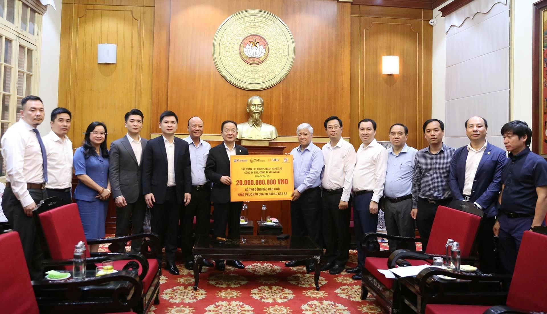 Ông Đỗ Quang Hiển, Nhà sáng lập, Chủ tịch UBCL Tập đoàn T&T Group, Chủ tịch HĐQT Ngân hàng SHB trao ủng hộ 20 tỷ đồng cho Ủy ban Trung ương MTTQ Việt Nam. Ông Đỗ Quang Hiển, Nhà sáng lập, Chủ tịch UBCL Tập đoàn T&T Group, Chủ tịch HĐQT Ngân hàng SHB trao ủng hộ 20 tỷ đồng cho Ủy ban Trung ương MTTQ Việt Nam.