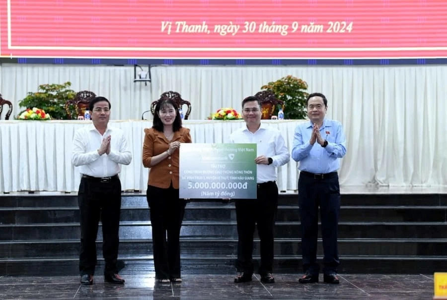 Đại diện Vietcombank, ông Nguyễn Thanh Tùng - Chủ tịch HĐQT Vietcombank (thứ 2 từ phải sang) trao biển tài trợ công trình đường giao thông nông thôn xã Vĩnh Trung, huyện Vị Thủy, tỉnh Hậu Giang cho đại diện tỉnh Hậu Giang, bà Hồ Thu Ánh - Bí thư Huyện ủy Vị Thủy trước sự chứng kiến của Chủ tịch Quốc hội Trần Thanh Mẫn và Phó Bí thư thường trực Tỉnh ủy, Chủ tịch HĐND tỉnh Hậu Giang - Trần Văn Huyến. Đại diện Vietcombank, ông Nguyễn Thanh Tùng - Chủ tịch HĐQT Vietcombank (thứ 2 từ phải sang) trao biển tài trợ công trình đường giao thông nông thôn xã Vĩnh Trung, huyện Vị Thủy, tỉnh Hậu Giang cho đại diện tỉnh Hậu Giang, bà Hồ Thu Ánh - Bí thư Huyện ủy