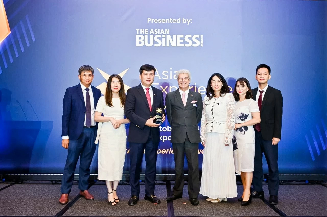 Ông Hồ Văn Tuấn - Phó Tổng giám đốc Vietcombank (thứ 3 từ trái sang) cùng đại diện lãnh đạo một số đơn vị trụ sở chính vinh dự nhận giải thưởng Asian Experience Awards 2024 Ông Hồ Văn Tuấn - Phó Tổng giám đốc Vietcombank (thứ 3 từ trái sang) cùng đại diện lãnh đạo một số đơn vị trụ sở chính vinh dự nhận giải thưởng Asian Experience Awards 2024