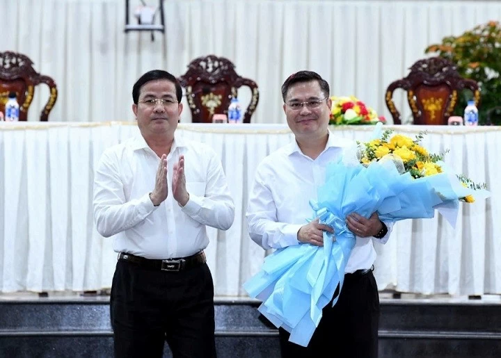 Ông Trần Văn Huyến - Phó Bí thư thường trực Tỉnh ủy, Chủ tịch HĐND tỉnh Hậu Giang (bên trái) tặng hoa cảm ơn sự quan tâm, hỗ trợ của Vietcombank Ông Trần Văn Huyến - Phó Bí thư thường trực Tỉnh ủy, Chủ tịch HĐND tỉnh Hậu Giang (bên trái) tặng hoa cảm ơn sự quan tâm, hỗ trợ của Vietcombank