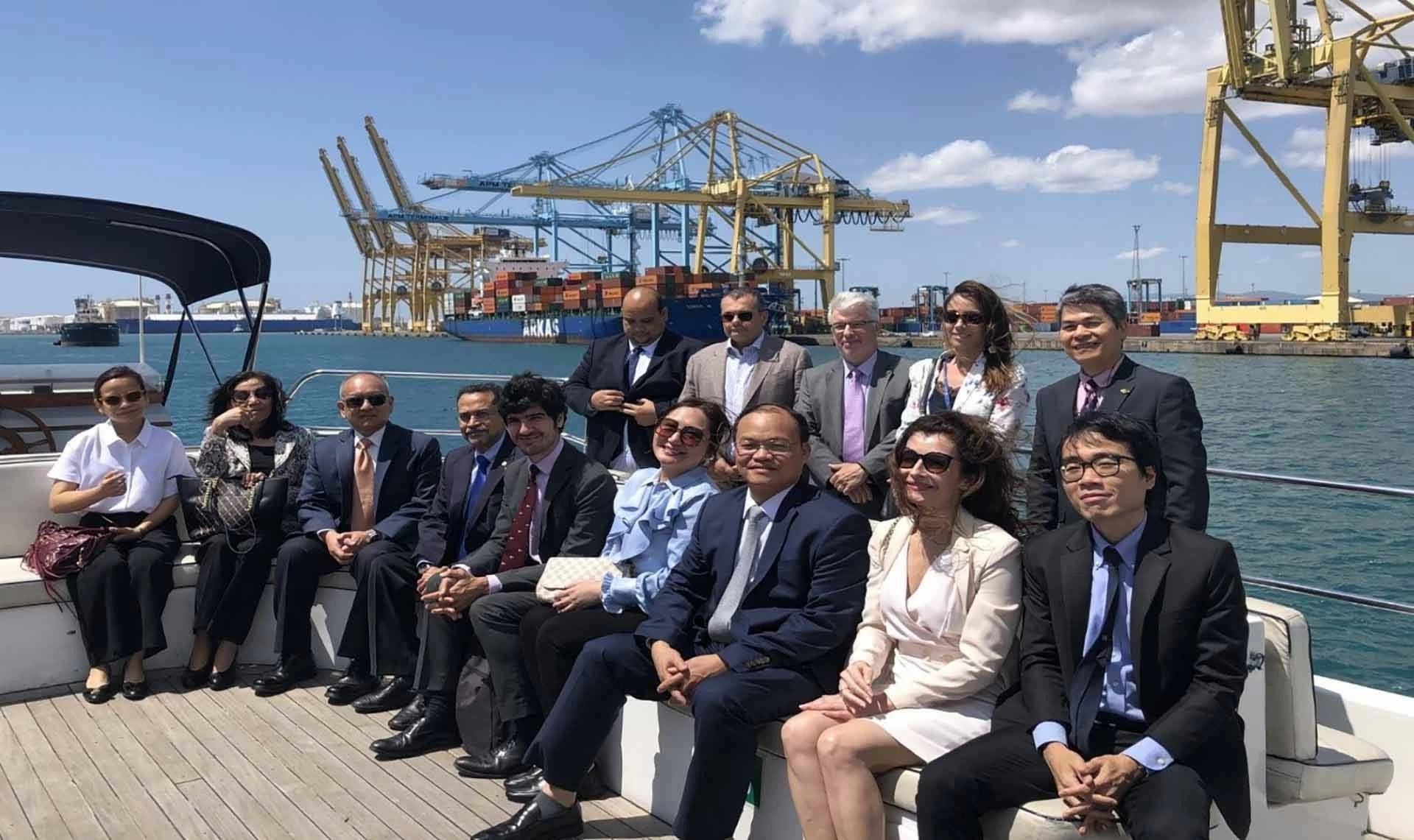 Đại sứ Đoàn Thanh Song cùng các Đại sứ ASEAN tại Tây Ban Nha thăm và làm việc tại cảng vụ Barcelona, tháng 7/2023. (Nguồn: ĐSQ Việt Nam) Đại sứ Đoàn Thanh Song cùng các Đại sứ ASEAN tại Tây Ban Nha thăm và làm việc tại cảng vụ Barcelona, tháng 7/2023. (Nguồn: ĐSQ Việt Nam)
