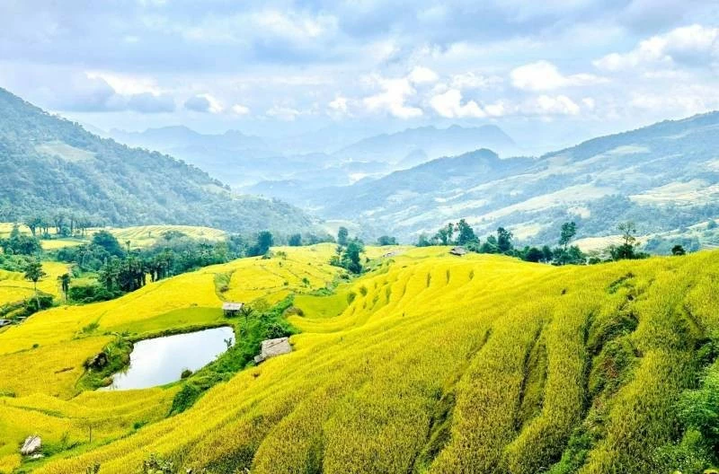 Bức tranh đẹp của Khuổi My nhìn từ trên cao xuống Bức tranh đẹp của Khuổi My nhìn từ trên cao xuống