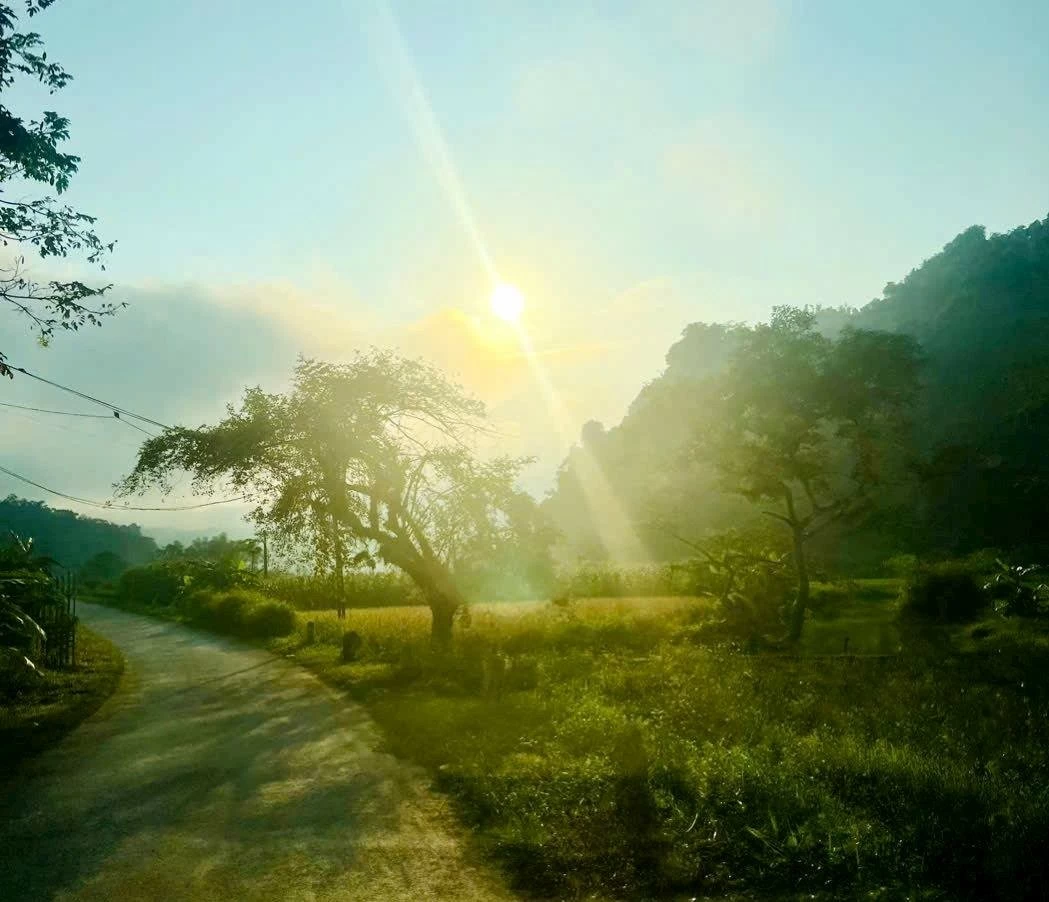 Bình minh trên Khuổi My Bình minh trên Khuổi My