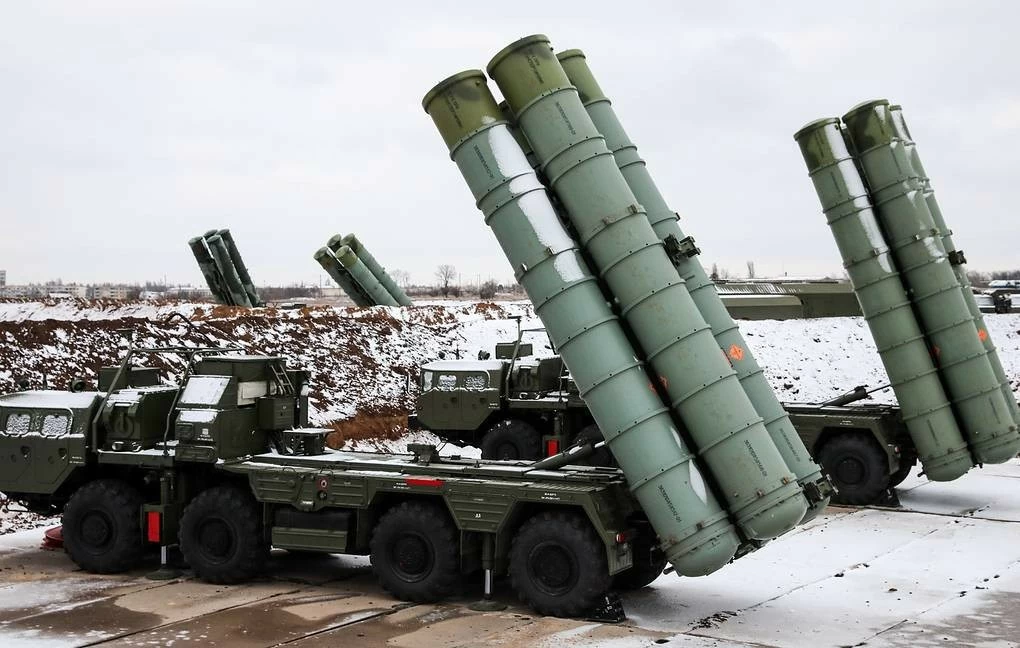 Hệ thống tên lửa phòng không S-400 là một trong những hệ thống tiên tiến nhất trên thế giới, có khả năng tấn công hiệu quả các mục tiêu trên không ở khoảng cách xa. (Nguồn: TASS)