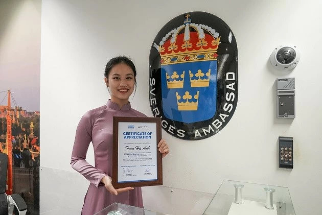 Nữ sinh Hà Nội có một ngày đóng vai Đại sứ Thụy Điển Johan Ndisi Nữ sinh Hà Nội trải nghiệm một ngày đóng vai Đại sứ Thụy Điển