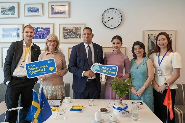 Nữ sinh Hà Nội có một ngày đóng vai Đại sứ Thụy Điển Johan Ndisi Nữ sinh Hà Nội trải nghiệm một ngày đóng vai Đại sứ Thụy Điển