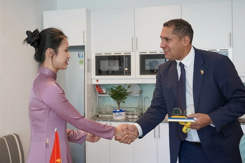 Nữ sinh Hà Nội trải nghiệm một ngày đóng vai Đại sứ Thụy Điển Nữ sinh Hà Nội trải nghiệm một ngày đóng vai Đại sứ Thụy Điển