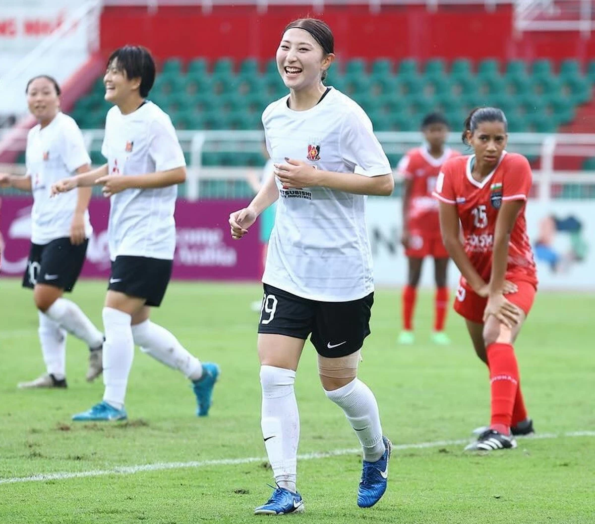 Yuzuho Shiokoshi đang là gương mặt thu hút nhiều sự chú ý nhất tại vòng bảng AFC Women Champions League tại TP. Hồ Chí Minh. Cô ghi 4 bàn thắng cho Urawa Red Diamonds trong hai trận đầu tiên của giải, trong đó có hat trick góp phần giúp đại diện Nhật Bản thắng Odisha (Ấn Độ) 17-0 ở lượt trận ra quân.