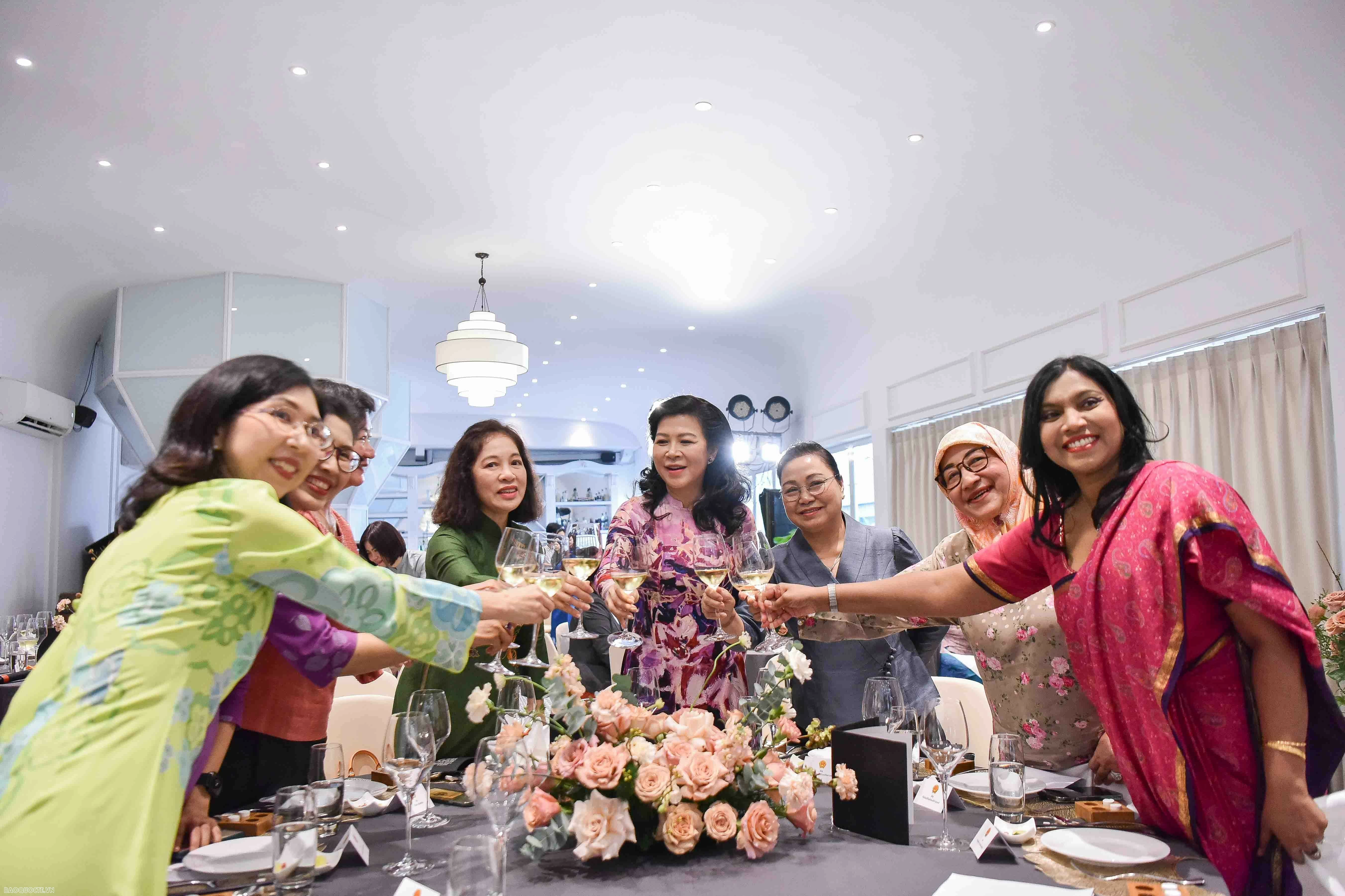 ASEAN - một thể thống nhất giữa thế giới phân mảnh, 'dám' cam kết mạnh mẽ v ASEAN - một thể thống nhất giữa thế giới phân mảnh, 'dám' cam kết mạnh mẽ v