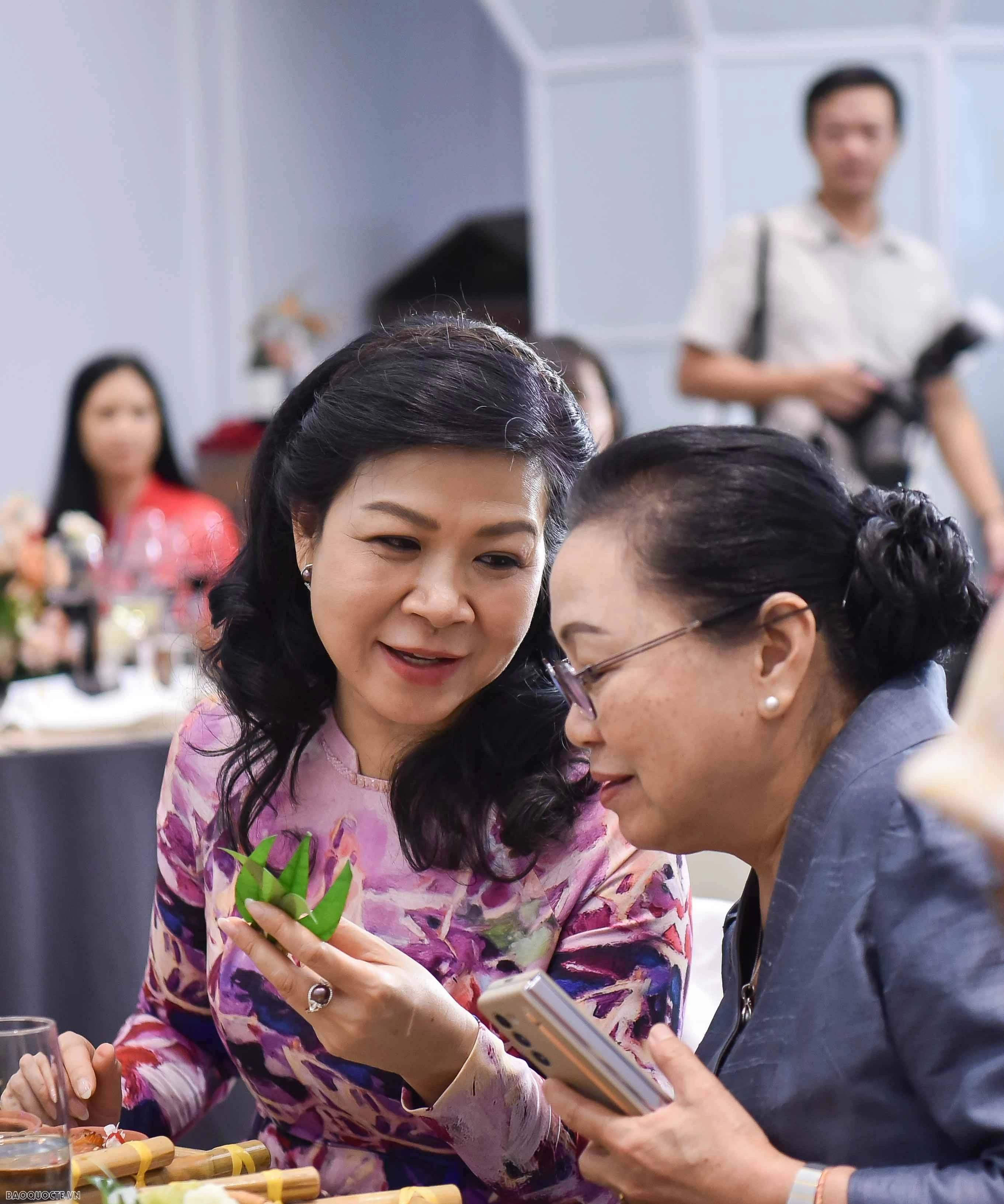 Cuộc gặp thân tình giữa Phu nhân Tổng Bí thư, Chủ tịch nước với các chị em ASEAN Cuộc gặp thân tình giữa Phu nhân Tổng Bí thư, Chủ tịch nước với các 'chị em' ASEAN