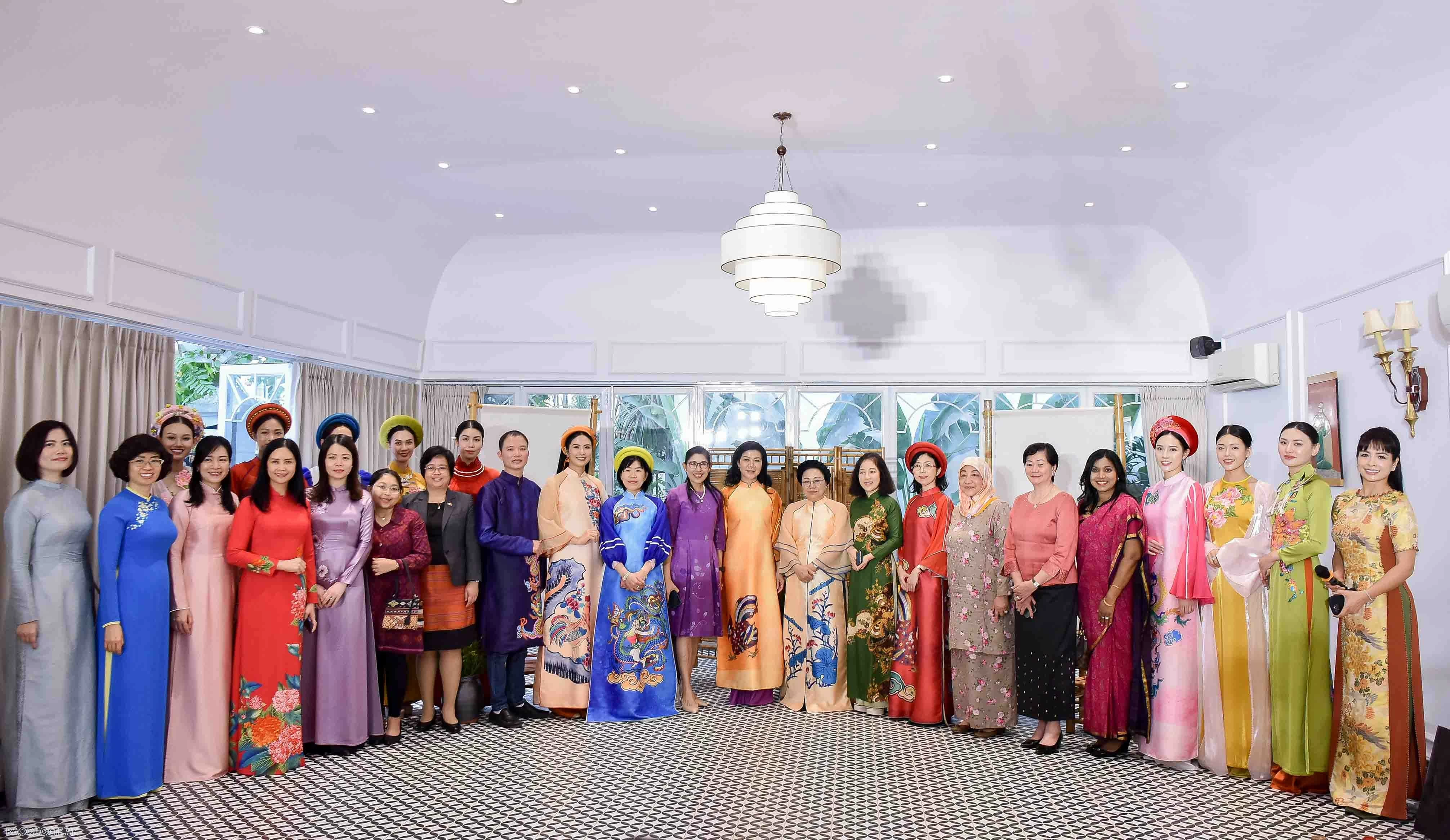 Cuộc gặp thân tình giữa Phu nhân Tổng Bí thư, Chủ tịch nước với các chị em ASEAN Cuộc gặp thân tình giữa Phu nhân Tổng Bí thư, Chủ tịch nước với các 'chị em' ASEAN