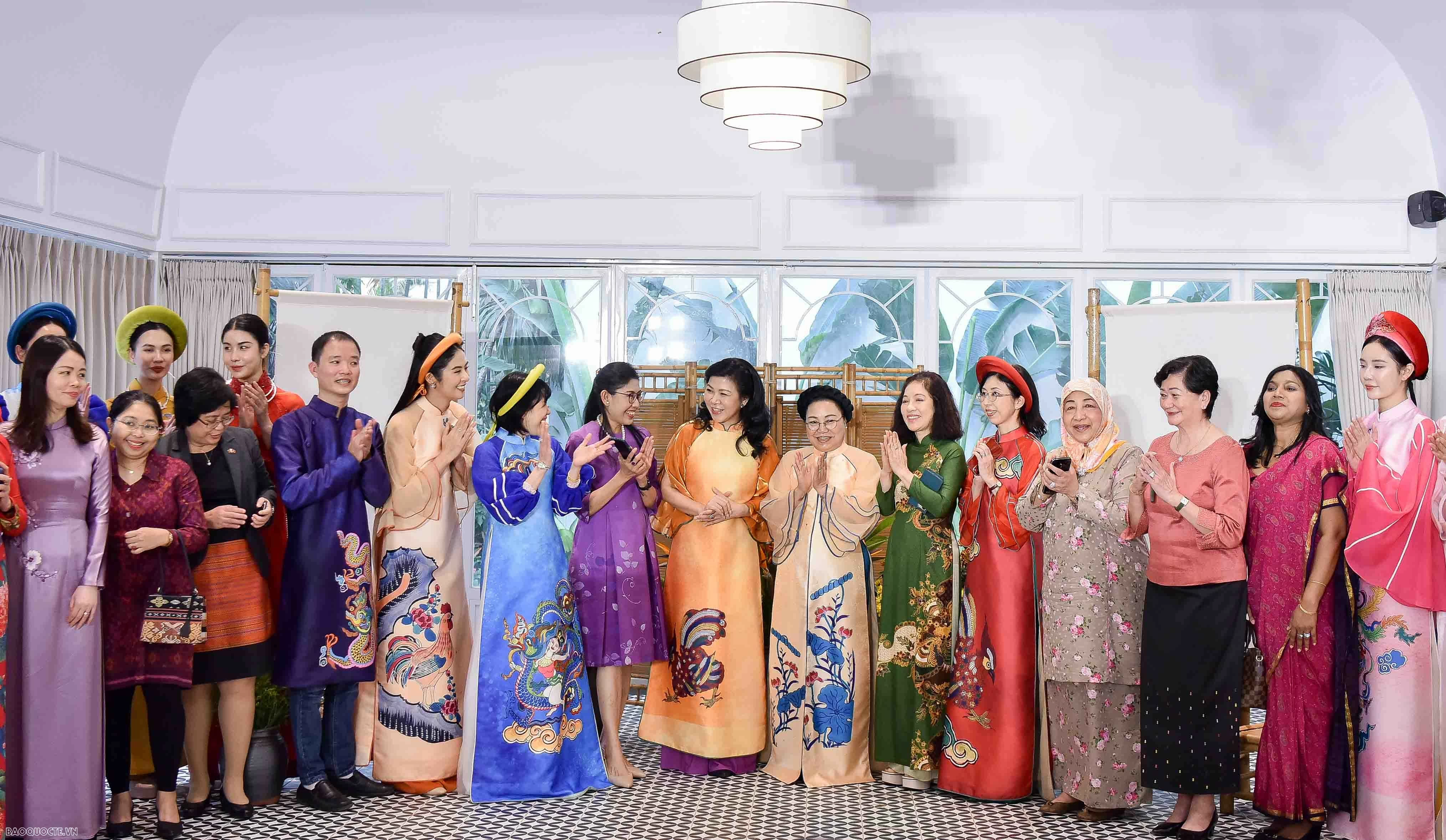 Cuộc gặp thân tình giữa Phu nhân Tổng Bí thư, Chủ tịch nước với các chị em ASEAN Cuộc gặp thân tình giữa Phu nhân Tổng Bí thư, Chủ tịch nước với các 'chị em' ASEAN