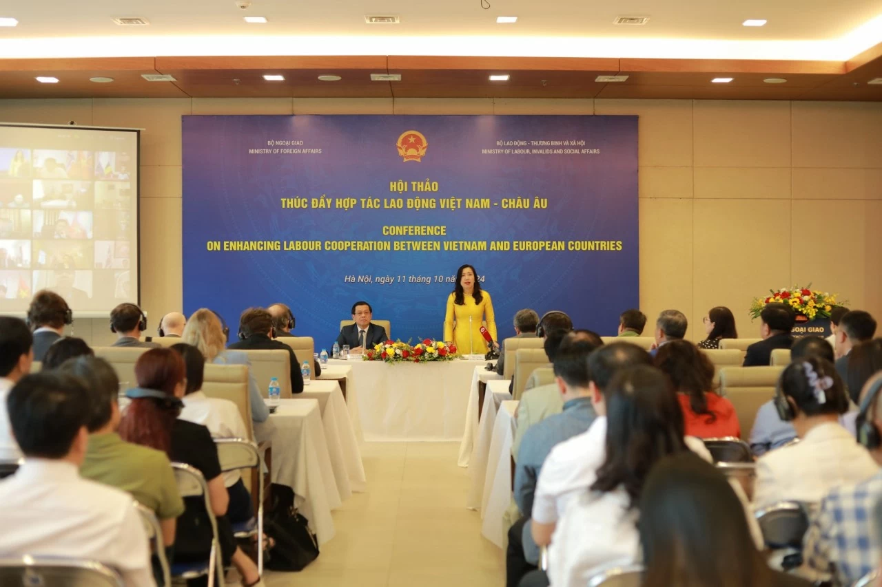 Việt Nam chủ trương 'lấy người dân và doanh nghiệp làm trung tâm phục vụ' Việt Nam chủ trương 'lấy người dân và doanh nghiệp làm trung tâm phục vụ'