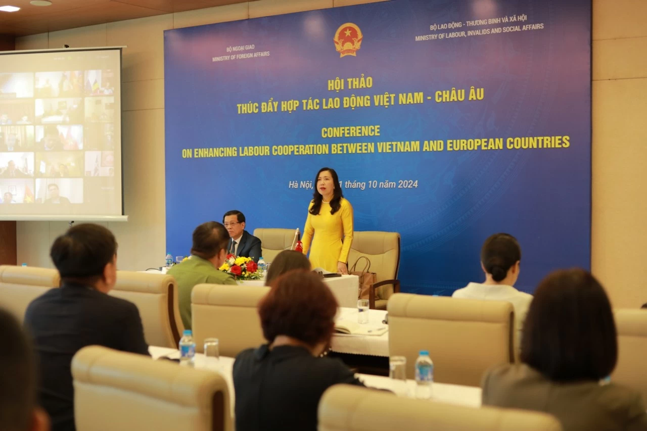 Việt Nam chủ trương 'lấy người dân và doanh nghiệp làm trung tâm phục vụ' Việt Nam chủ trương 'lấy người dân và doanh nghiệp làm trung tâm phục vụ'