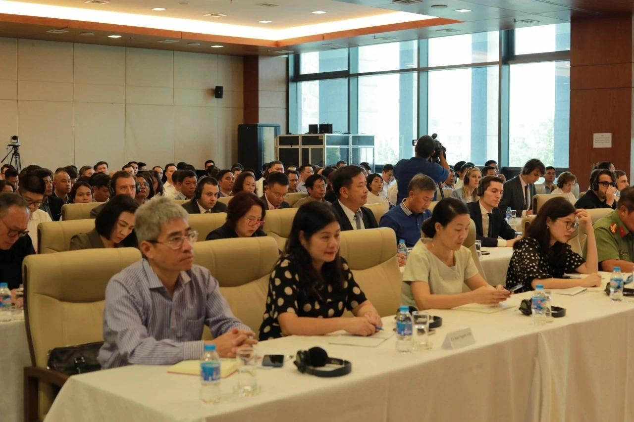 Việt Nam chủ trương 'lấy người dân và doanh nghiệp làm trung tâm phục vụ' Việt Nam chủ trương 'lấy người dân và doanh nghiệp làm trung tâm phục vụ'