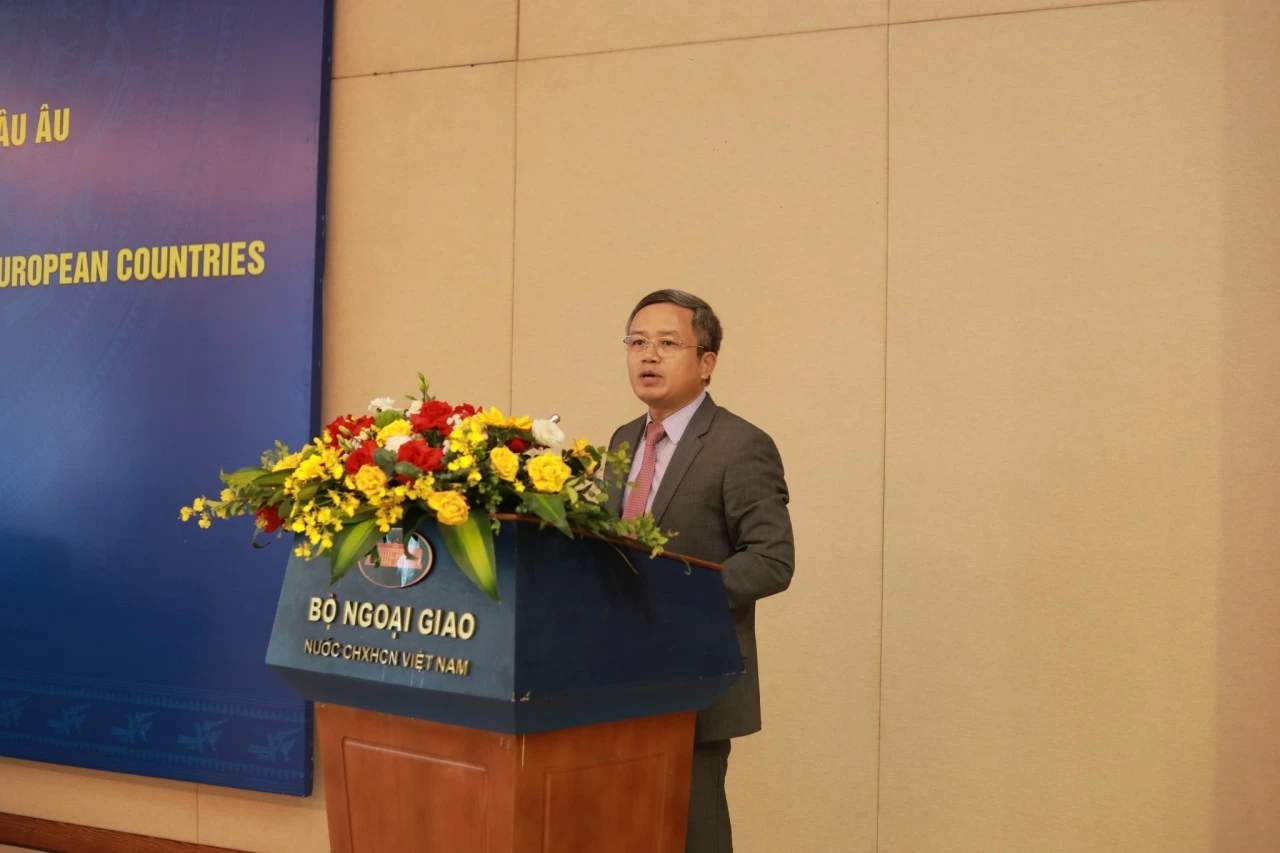 Việt Nam chủ trương 'lấy người dân và doanh nghiệp làm trung tâm phục vụ' Việt Nam chủ trương 'lấy người dân và doanh nghiệp làm trung tâm phục vụ'