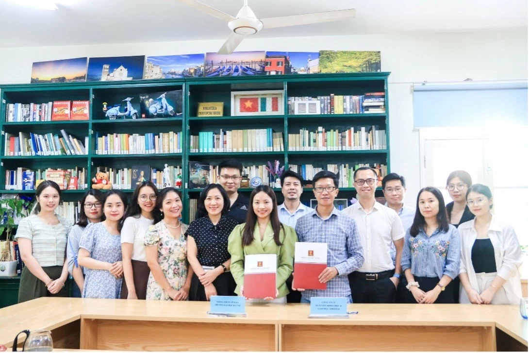 Đại diện Công ty cổ phần Xuất bản Khoa học và Giáo dục Thời Đại (TIMES) và Trường Đại học Hà Nội (HANU) ký kết hợp tác xuất bản. Đại diện Công ty cổ phần Xuất bản Khoa học và Giáo dục Thời Đại (TIMES) và Trường Đại học Hà Nội (HANU) ký kết hợp tác xuất bản.