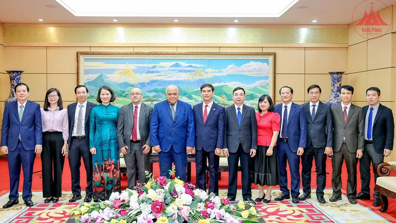 Bí thư Tỉnh ủy Dương Văn Anvà Đại sứ Đặc mệnh toàn quyền nước Cộng hòa Cuba tại Việt Nam Orlando Nicolás Hernández Guilléntại buổi làm việc. (Nguồn: baovinhphuc) Bí thư Tỉnh ủy Dương Văn Anvà Đại sứ Đặc mệnh toàn quyền nước Cộng hòa Cuba tại Việt Nam Orlando Nicolás Hernández Guilléntại buổi làm việc. (Nguồn: baovinhphuc)