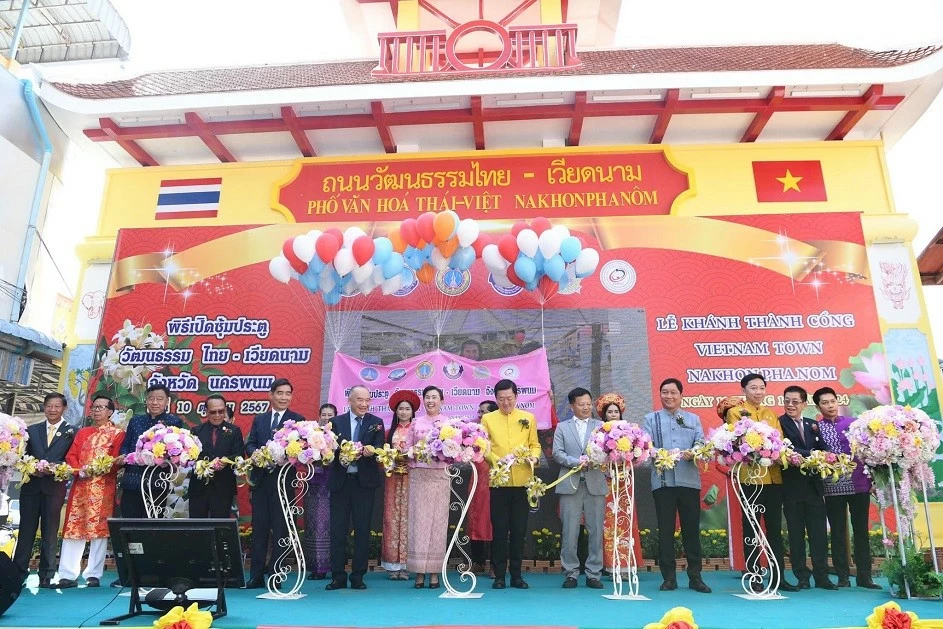 Các đại biểu cắt băng khánh thành Cổng Phố văn hóa Thái Lan-Việt Nam tại tỉnh Nakhon Phanom. (Nguồn: ĐSQ Việt Nam tại Thái Lan) Các đại biểu cắt băng khánh thành Cổng Phố văn hóa Thái Lan-Việt Nam tại tỉnh Nakhon Phanom. (Nguồn: ĐSQ Việt Nam tại Thái Lan)