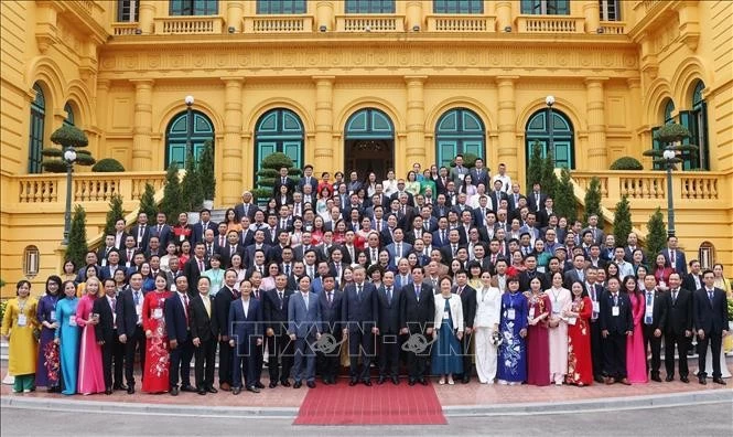 Tổng Bí thư, Chủ tịch nước Tô Lâm gặp mặt Đoàn đại biểu doanh nhân tiêu biểu của Liên đoàn Thương mại và Công nghiệp Việt Nam và Hội Doanh nhân Tư nhân Việt Nam Tổng Bí thư, Chủ tịch nước Tô Lâm gặp mặt Đoàn đại biểu doanh nhân tiêu biểu của Liên đoàn Thương mại và Công nghiệp Việt Nam và Hội Doanh nhân Tư nhân Việt Nam