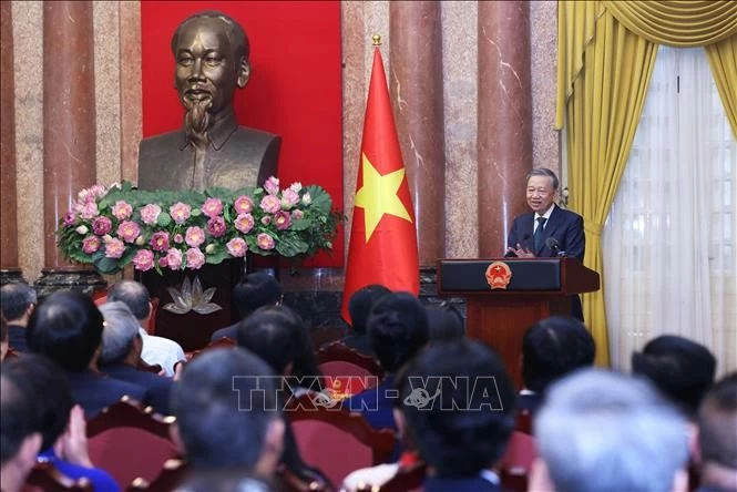 Tổng Bí thư, Chủ tịch nước Tô Lâm nói chuyện với các đại biểu doanh nhân tiêu biểu. Tổng Bí thư, Chủ tịch nước Tô Lâm nói chuyện với các đại biểu doanh nhân tiêu biểu.
