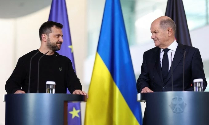 Tổng thống Ukraine Volodymyr Zelensky (trái) và Thủ tướng Đức Olaf Scholz tại cuộc họp báo ở Berlin, Đức, ngày 11/10. (Nguồn: Reuters) Tổng thống Ukraine Volodymyr Zelensky (trái) và Thủ tướng Đức Olaf Scholz tại cuộc họp báo ở Berlin, Đức, ngày 11/10. (Nguồn: Reuters)