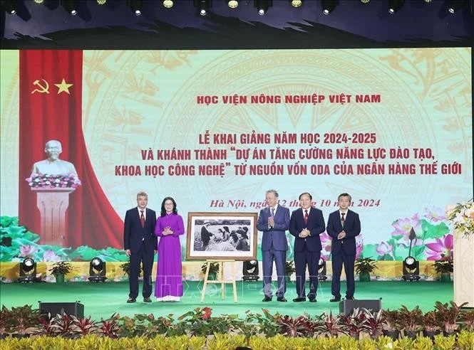 Tổng Bí thư, Chủ tịch nước Tô Lâm tặng bức ảnh Bác Hồ cho Học viện Nông nghiệp Việt Nam. Ảnh: Trí Dũng – TTXVN