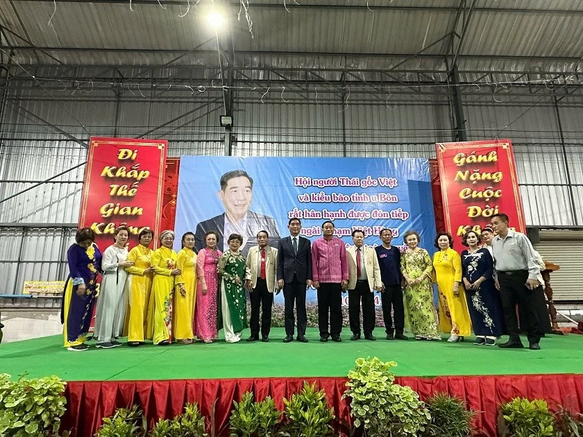 Vietnamese Ambassador to Thailand Pham Viet Hung and overseas Vietnamese in Ubon Ratchathani province, Thailand. Vietnamese Ambassador to Thailand Pham Viet Hung and overseas Vietnamese in Ubon Ratchathani province, Thailand.