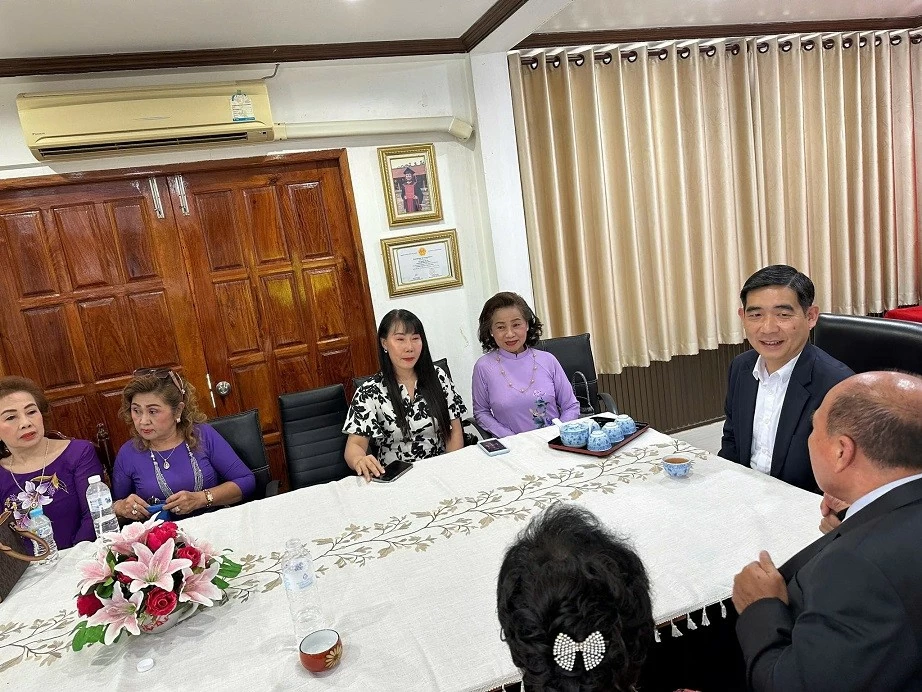 Vietnamese Ambassador to Thailand Pham Viet Hung and overseas Vietnamese in Ubon Ratchathani province, Thailand. Vietnamese Ambassador to Thailand Pham Viet Hung and overseas Vietnamese in Ubon Ratchathani province, Thailand.
