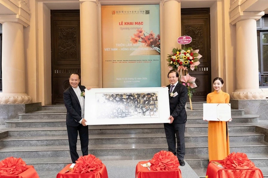 Trưng bày gần 40 bức tranh của các nghệ sĩ đương đại tiêu biểu Việt Nam và Hong Kong Trưng bày gần 40 bức tranh của các nghệ sĩ đương đại tiêu biểu của Việt Nam và Hong Kong (Trung Quốc)