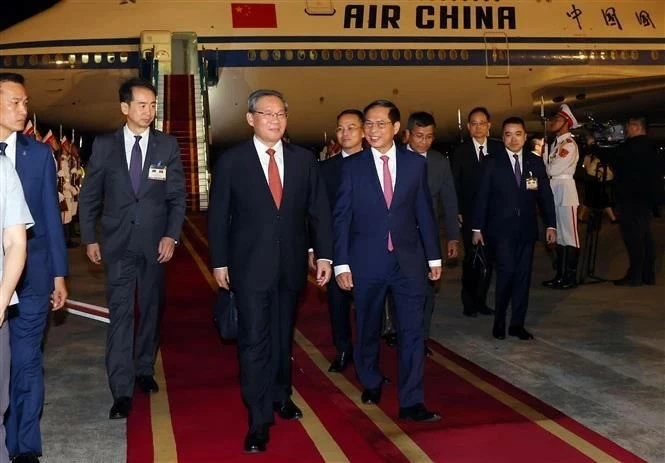 Chinese Premier Li Qiang (centre) is welcomed at the Noi Bai International Airport (Photo: VNA) Chinese Premier Li Qiang (centre) is welcomed at the Noi Bai International Airport (Photo: VNA)