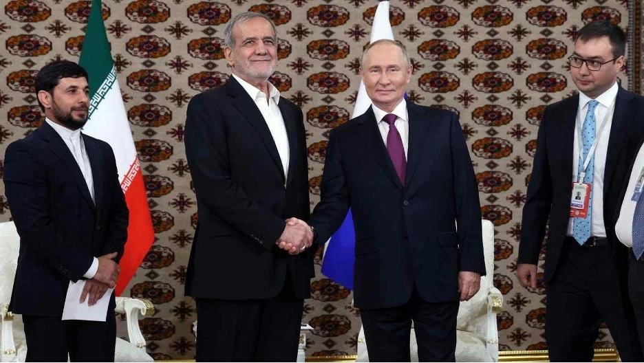 Tổng thống Nga Vladimir Putin gặp người đồng cấp Iran Masoud Pezeshkian bên lề một diễn đàn văn hóa ở Ashgabat, Turkmenistan, ngày 11/10. (Nguồn: Reuters) Tổng thống Nga Vladimir Putin gặp người đồng cấp Iran Masoud Pezeshkian bên lề một diễn đàn văn hóa ở Ashgabat, Turkmenistan, ngày 11/10. (Nguồn: Reuters)